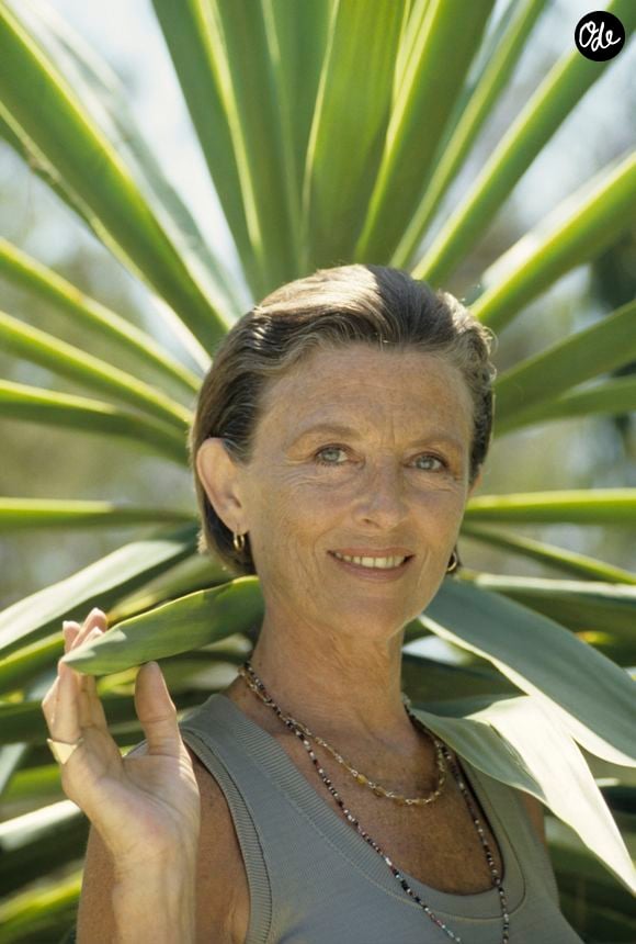 Archives - En France, sur la Côte d'Azur, Nicole Courcel en vacances dans sa maison de Valbonne le 30 juillet 1993.