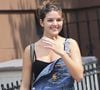 Depuis que Suri a quitté le domicile familial pour intégrer l’université Carnegie Mellon à Pittsburgh, ses apparitions publiques sont devenues encore plus rares...

Suri Cruise passe du temps avec une amie à New York, vêtue d'une salopette courte en jean bleu décontractée, associée à un débardeur noir et des tongs noires. © Backgrid USA / Bestimage