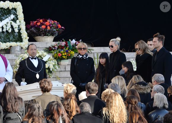 Brigitte Macron, Laeticia Hallyday et ses filles Joy et Jade, Laura Smet, David Hallyday - Arrivées des personnalités en l'église de La Madeleine pour les obsèques de Johnny Hallyday à Paris le 8 decembre 2017. © Veeren/Bestimage