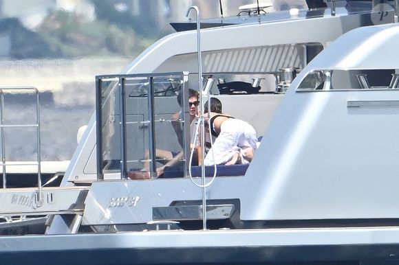 Exclusif - David et Victoria Beckham, avec leur fils Cruz Beckham et sa compagne Jackie Apostel poursuivent leurs vacances sur le yacht Bloody Bay au large de Saint-Tropez, le 6 août 2025. © Agence / Bestimage