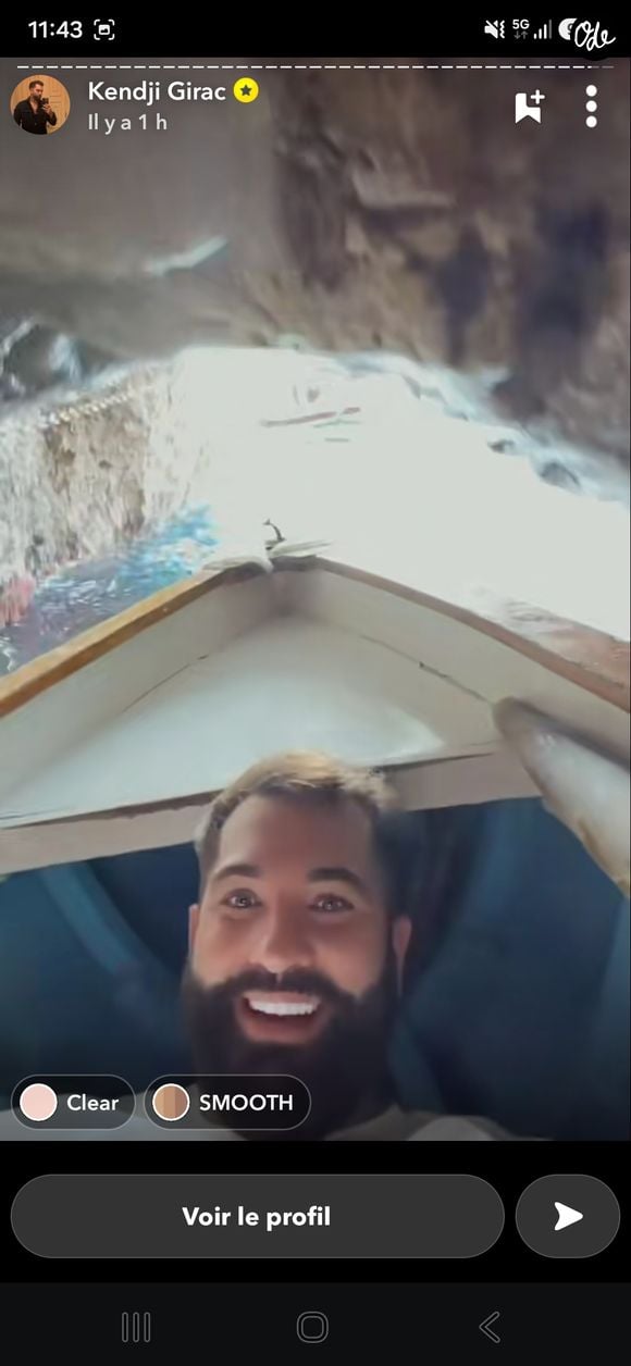 L'île italienne est notamment réputée pour sa grotte bleue que Kendji Girac a visitée

Kendji Girac en vacances à Capri. Image partagée par le chanteur sur son compte Snapchat le 14 août 2026.