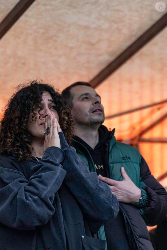 La famille du chanteur - Hommage au chanteur de reggae dieppois Naâman (Martin Mussard), décédé d'une tumeur au cerveau à 34 ans, sur la place rebaptisée à son nom à Dieppe, le 23 février 2025.
© Florian Savina / Bestimage