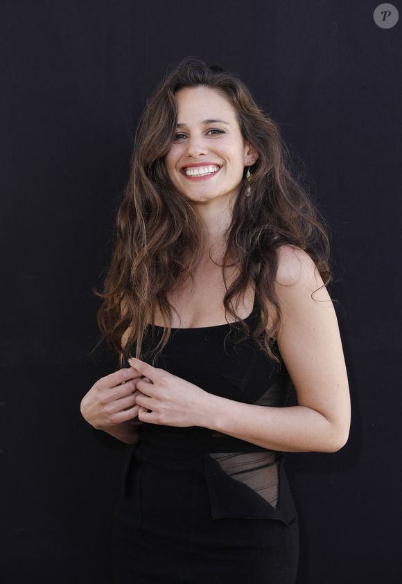 Lucie Lucas - Photocall avec les acteurs de la série "Cannes Confidential" lors du festival Canneseries saison 6 au palais des festivals à Cannes le 16 avril 2023. © Denis Guignebourg / Bestimage