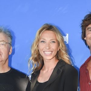 Elle s'apprête à dévoiler le titre bouleversant Nothing Lasts, enregistré avec le groupe franco-britannique The Penelopes.

Dominique Besnehard, Laura Smet et Nicolas Herman lors du premier jour de la 11ème édition du festival du Film Francophone d'Angoulême, France, le 21 août 2018. © Coadic Guirec/Bestimage