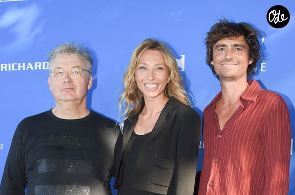 Elle s'apprête à dévoiler le titre bouleversant Nothing Lasts, enregistré avec le groupe franco-britannique The Penelopes.

Dominique Besnehard, Laura Smet et Nicolas Herman lors du premier jour de la 11ème édition du festival du Film Francophone d'Angoulême, France, le 21 août 2018. © Coadic Guirec/Bestimage