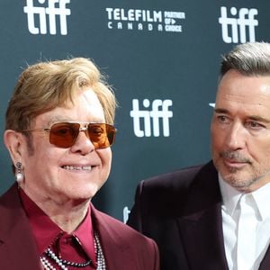 L’établissement propose une cuisine méditerranéenne dans un cadre privilégié, au bord de l’eau, avec notamment des plats de poisson, des fruits de mer et des pâtes à la langouste.

Elton John et David Furnish assistent à l’avant-première du film "Elton John: Never Too Late", dans le cadre du Festival international du film de Toronto 2024, au Roy Thomson Hall, le 6 septembre 2024.

© Picjer/imageSPACE via ZUMA Press Wire