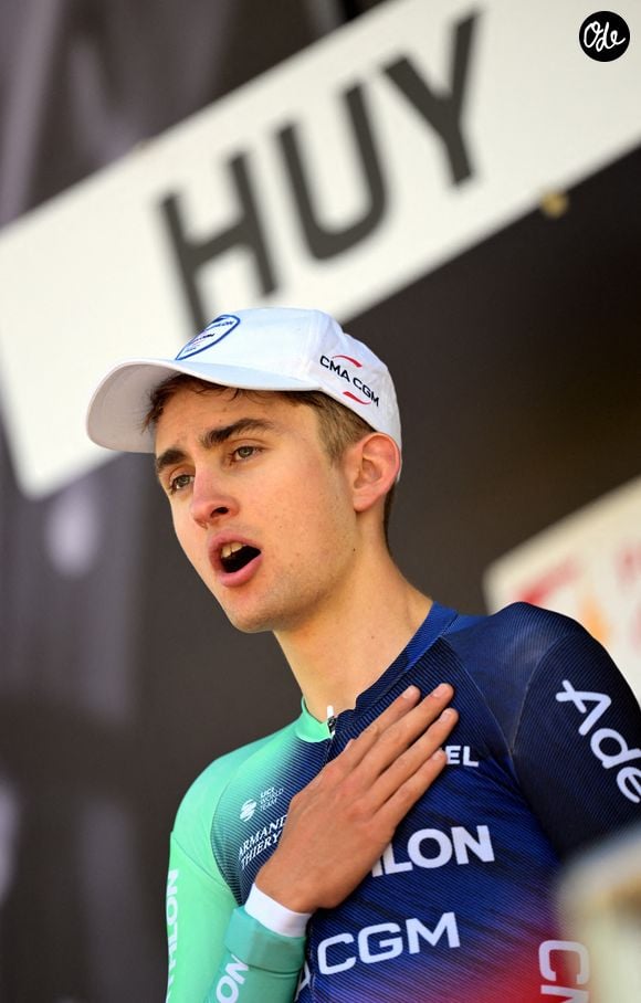 Le Français Paul Seixas, de l'équipe Decathlon CMA CGM, célèbre sa victoire sur le podium après avoir remporté l'épreuve masculine de la 90e édition de « La Flèche wallonne », une course cycliste d'un jour (Waalse Pijl - Flèche wallonne), sur un parcours de 200 km reliant Herstal à Huy, le mercredi 22 avril 2026. Photo : ABACAPRESS.COM