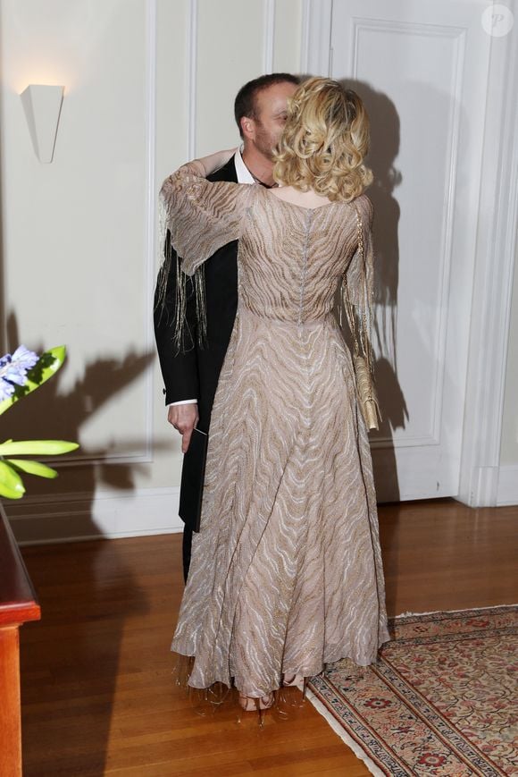 Exclusif - Émilie Dequenne (en Dior) et son mari Michel Ferracci (en Fursac) arrivent à la maison de l'ambassadeur de Belgique à Los Angeles après la 95ème édition de la cérémonie des Oscars le 12 mars 2023. Elle est venue soutenir le film du réalisateur belge Lukas Dhont "Close" aux Oscars. Malheureusement, le film n'a pas été primé.