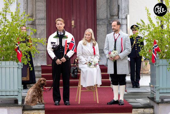 Les médecins ont alors jugé nécessaire une transplantation pulmonaire en urgence.

Molly Fiskebolle, la princesse héritière Mette-Marit, le prince héritier Haakon, le prince Sverre Magnus accueillent le défilé des enfants d’Asker lors des célébrations de la fête nationale norvégienne de 2026 au manoir de Skaugum à Asker, près d’Oslo, en Norvège, le 17 mai 2026.

Dana Press / Bestimage