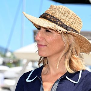 Inauguration du Quai d'honneur Maud Fontenoy dans la port de Marina Baie des Anges à Villeneuve Loubet, le 30 août 2025.
Le ministre des transports, Philippe Tabarot, la maire de Villeneuve Loubet, Lionel Lucas, Véronique Borré, la vice présidente du conseil régional de PACA, et la célèbre navigatrice et militante écologiste à tendance libérale, venue en famille, ont participé au dévoilement de la plaque du Quai d'honneur Maud Fontenoy. © Bruno Bebert / Bestimage