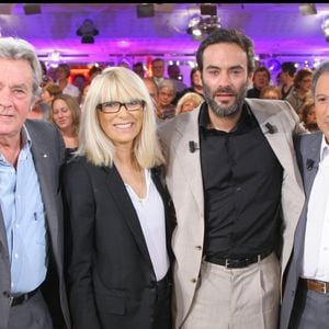 Alain Delon, Mireille Darc, Anthony Delon et Michel Drucker sur le plateau de "Vivement dimanche" le 24 septembre 2008. © Guillaume Gaffiot/bestimage