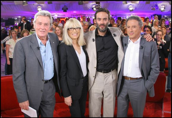 Alain Delon, Mireille Darc, Anthony Delon et Michel Drucker sur le plateau de "Vivement dimanche" le 24 septembre 2008. © Guillaume Gaffiot/bestimage