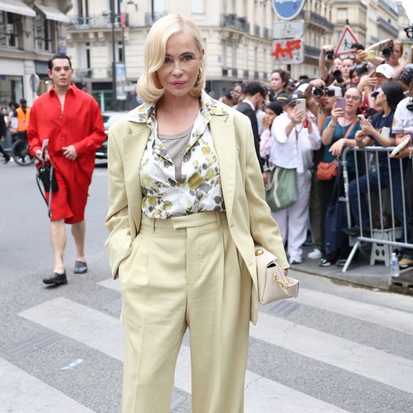 Réticente à toute nouvelle intervention et blessée par les critiques souvent cruelles du public, elle avait déclaré en 2016 : "L’idée de l’injection, maintenant, me foudroie"

Emmanuelle Béart - Les célébrités au défilé AMI "Collection Homme Prêt-à-Porter Printemps/Eté 2026" lors de la Fashion Week de Paris, le 25 juin 2025
© Denis Guignebourg / Bestimage