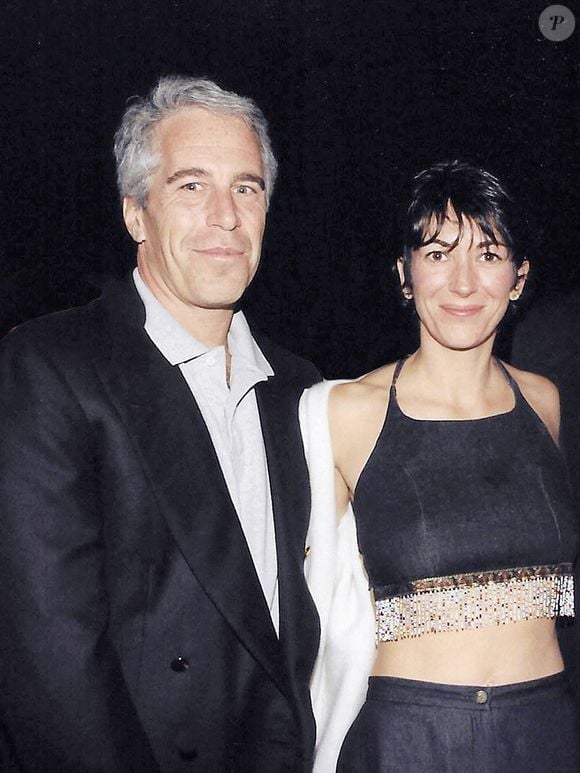 C’est par l’intermédiaire de Ghislaine Maxwell, la compagne du milliardaire, que celle qui s'est éteinte s'était retrouvée prise au piège de ce trafic sexuel.

Jeffrey Epstein avec la mondaine britannique Ghislaine Maxwell et le prince Andrew à Mar A Lago lors d'un concert de Michael Bolton. Le 3 février 2001. Photo by Splash News/ABACAPRESS.COM