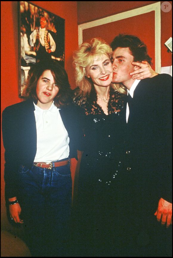 Souffrant de sclérose en plaques depuis 2007, Romain Vidal se bat chaque jour contre les effets de la maladie.

Archives - Michèle Torr dans sa loge de l'Olympia avec ses enfants Emilie et Romain Duval le 22/01/1987  © CHARRIAU / BESTIMAGE