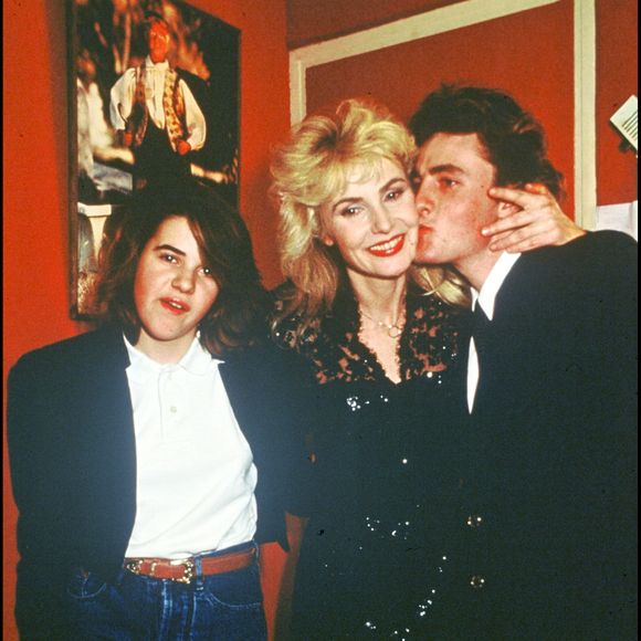 Souffrant de sclérose en plaques depuis 2007, Romain Vidal se bat chaque jour contre les effets de la maladie.

Archives - Michèle Torr dans sa loge de l'Olympia avec ses enfants Emilie et Romain Duval le 22/01/1987  © CHARRIAU / BESTIMAGE