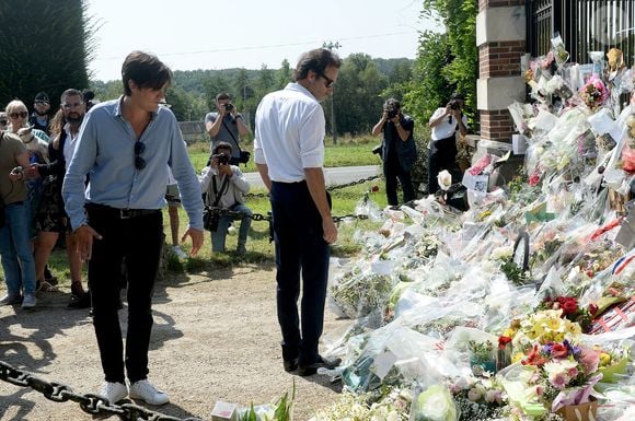 Anthony Delon et son demi-frère Alain-Fabien découvrent les hommages devant les grilles de la propriété de Douchy, quelques heures avant les obsèques de leur père, A.Delon, le 24 août 2024. © Agence / Bestimage