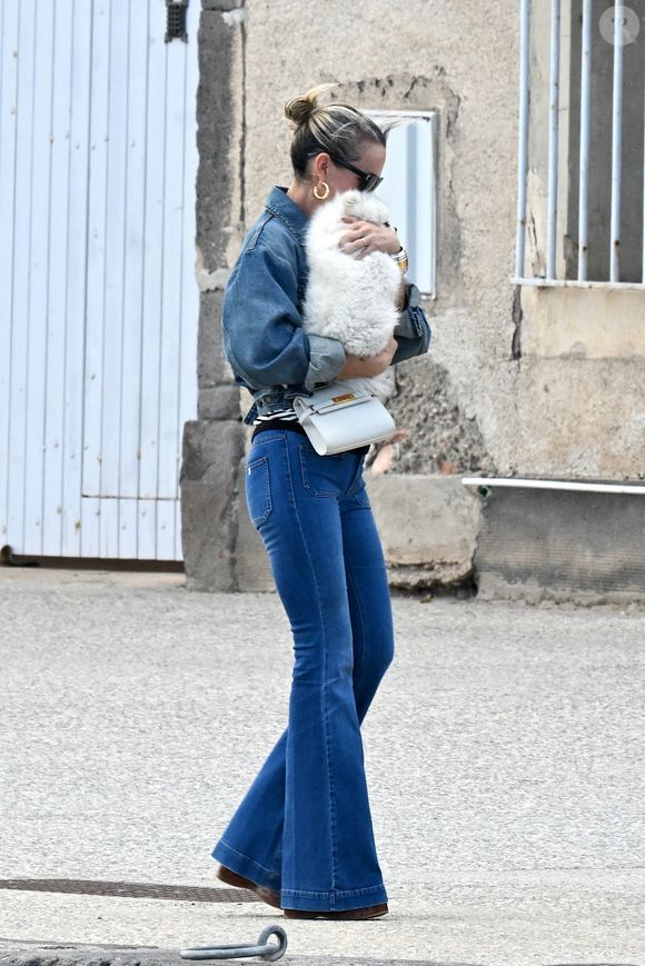 Exclusif - Prix spécial - No Web - Laeticia Hallyday -  Laeticia Hallyday sort d'un déjeuner en famille à Marseillan le 2 juillet 2024.
Laeticia Hallyday et ses filles Jade et Joy (qui résident depuis quelques jours dans la propriété familiale du Cap-d'Ail) ont déjeuné à Marseillan  avec Elyette Boudou "Mamie Rock" (qui fêtera ses 89 ans le 5 juillet prochain), accompagné de son père André Boudou et sa fille Alcéa (demi soeur de Laeticia). Toute la famille est allée déjeuner à la crêperie "La Maison de Camille" à Marseillan.

--- Pour infos voir vendeur ---