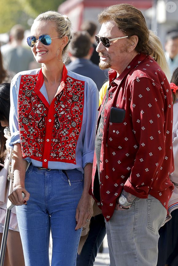 Johnny Hallyday avec sa femme Laeticia, leurs filles Jade et Joy, Marie Poniatowski avec son mari Pierre Rambaldi et leur fille Tess, à Santa Monica, le 1er avril 2017 (Agence / Bestimage).