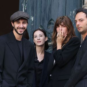 Marlowe (fils de Lou Doillon), Ben Attal, Charlotte Gainsbourg, Alice Attal, Lou Doillon, Roman de Kermadec (fils de Kate Barry) aux obsèques de Jane Birkin en l'église Saint-Roch à Paris. Le 24 juillet 2023 © Jacovides-KD Niko / Bestimage