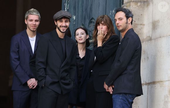 Marlowe (fils de Lou Doillon), Ben Attal, Charlotte Gainsbourg, Alice Attal, Lou Doillon, Roman de Kermadec (fils de Kate Barry) aux obsèques de Jane Birkin en l'église Saint-Roch à Paris. Le 24 juillet 2023 © Jacovides-KD Niko / Bestimage