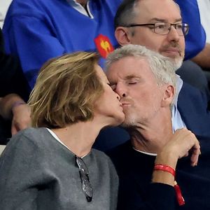 Denis Brogniart et sa femme Hortense dans les tribunes du match de Coupe du monde de rugby opposant l'Irlande à l'Ecosse (36-14) au stade de France à Saint-Denis, proche Paris, Seine Saint-Denis, France, le 7 octobre 2023. © Jacovides-Moreau/Bestimage