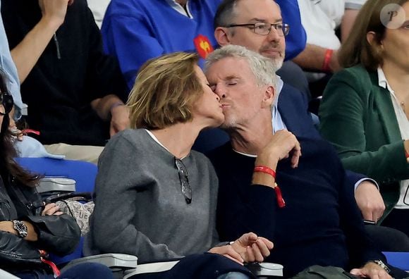 Denis Brogniart et sa femme Hortense dans les tribunes du match de Coupe du monde de rugby opposant l'Irlande à l'Ecosse (36-14) au stade de France à Saint-Denis, proche Paris, Seine Saint-Denis, France, le 7 octobre 2023. © Jacovides-Moreau/Bestimage