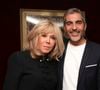 Une vidéo montrant Brigitte Macron dans les coulisses d’un spectacle d’Ary Abittan a provoqué un scandale en ligne.

Brigitte Macron, Ary Abittan, Nicole et Gilbert Coullier, Tiphaine Auzière, lors de la première du nouveau spectacle de Ary Abittan, "Ary Abittan Authentique" aux Folies Bergère à Paris, France. © Jack Tribeca / Bestimage