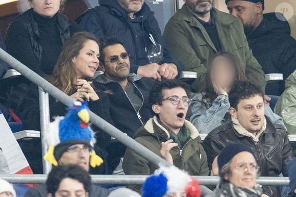 Jamel Debbouze avec sa femme Mélissa Theuriau et leur fille Lila Debbouze - Célébrités dans les tribunes du quart de finale de la Ligue des Nations de l'UEFA 2025 "France - Croatie (2-0 / tab 5-4)" au Stade de France à Saint-Denis le 23 mars 2025. © Cyril Moreau/Bestimage