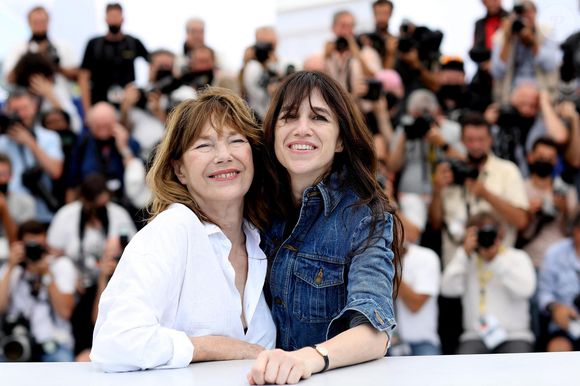 Jane Birkin (habillée en Celine), Charlotte Gainsbourg au photocall du film Jane par Charlotte (Cannes première) lors du 74ème festival international du film de Cannes 
© Borde / Jacovides / Moreau / Bestimage