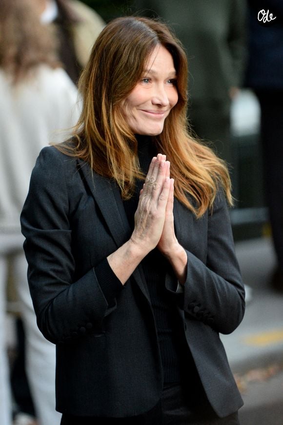 Le fils de Carla Bruni-Sarkozy vient de fêter ses 25 ans.
Nicolas Sarkozy, accompagné de sa femme Carla Bruni, sort de son domicile pour être incarcéré à la prison de La Santé à Paris le 21 octobre 2025. © Bestimage