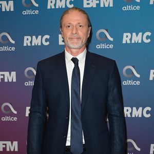 Il souligne que les exploits des footballeurs reposent avant tout sur "les supporters, dont la passion et l'engagement constituent le fondement de ce sport". Il dénonce ainsi la mise à l'écart de ces acteurs essentiels.

Emmanuel Petit - Conférence de rentrée 2022/2023 BFM TV à Paris le 6 septembre 2022. © Coadic Guirec/Bestimage