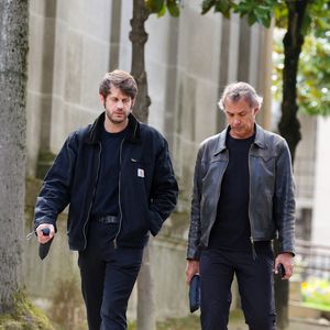 Paul Belmondo et son fils Alessandro Belmondo - Sorties des obsèques d’Alain Belmondo au crématorium du Père-Lachaise à Paris, France, le 4 septembre 2025. © Dominique Jacovides/Bestimage