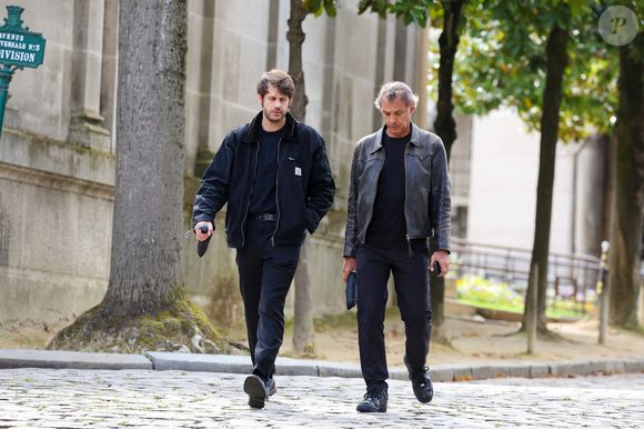Paul Belmondo et son fils Alessandro Belmondo - Sorties des obsèques d’Alain Belmondo au crématorium du Père-Lachaise à Paris, France, le 4 septembre 2025. © Dominique Jacovides/Bestimage