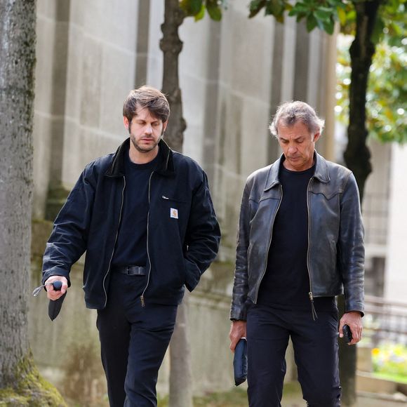 Paul Belmondo et son fils Alessandro Belmondo - Sorties des obsèques d’Alain Belmondo au crématorium du Père-Lachaise à Paris, France, le 4 septembre 2025. © Dominique Jacovides/Bestimage