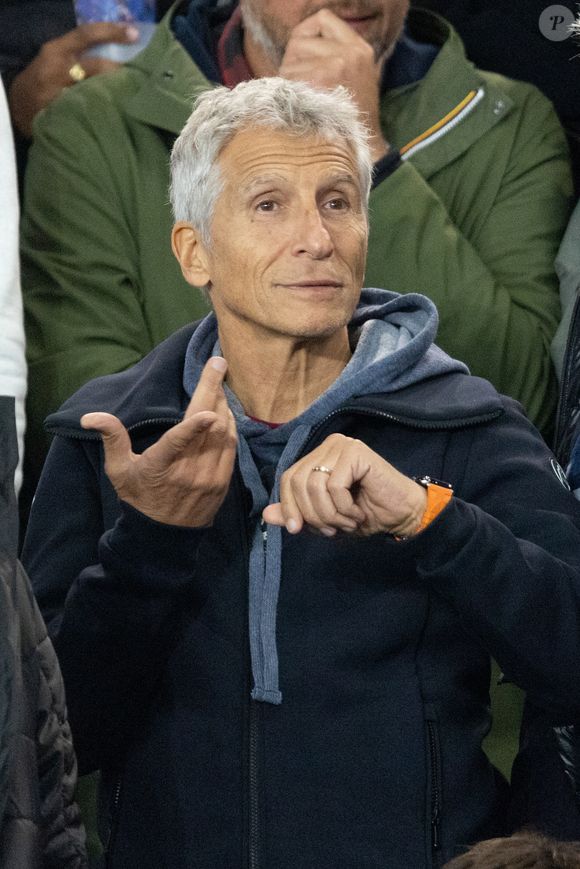 Nagui estime que ses origines seraient le véritable moteur de ses reproches.

Célébrités dans les tribunes du match de Ligue des Champions entre le PSG contre le Bayern de Munich (1-2) au Parc des Princes à Paris le 4 novembre 2025. © Cyril Moreau/Bestimage