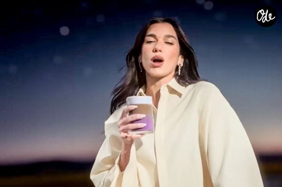 Malgré les réticences de sa hiérarchie, il poursuit son projet jusqu’au lancement des premières capsules Nespresso en 1986. 

La star de la pop Dua Lipa est devenue la nouvelle égérie de la marque de capsules de café Nespresso, avec un clin d'œil à George Clooney, également ambassadeur de la marque. © Nespresso via Bestimage