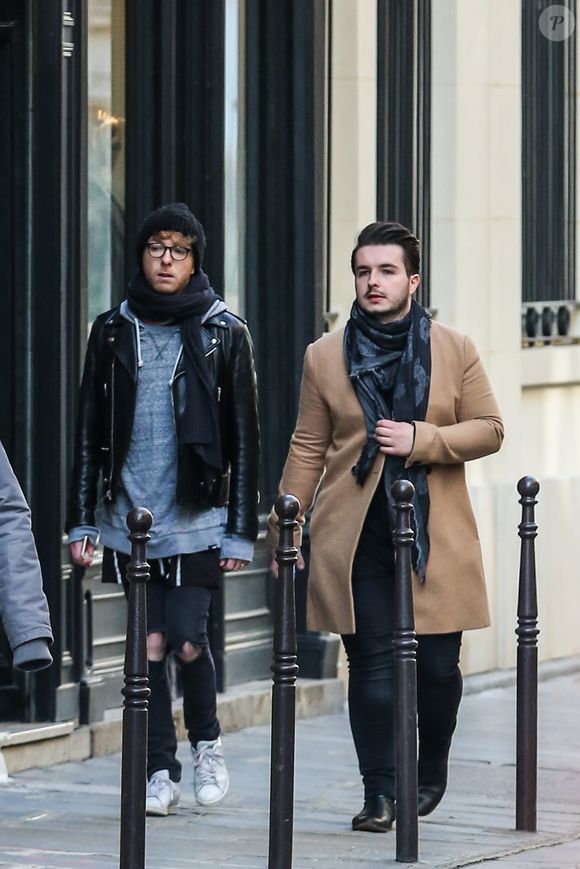 Exclusif - Le chanteur Olympe (de son vrai nom Joffrey Boulanger), révélé par la saison 2 de "The Voice" et son mari le blogueur mode Julien Van Der Drisch à Paris, le 5 mars 2016. Agence / Bestimage