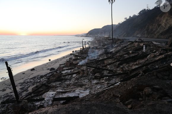 Malgré les incendies qui ont ravagé sa maison à Los Angeles. 

Vues générales de la Pacific Coast Highway et de ce qui reste du restaurant Moonshadows après les incendies dans la région de Los Angeles 



Photo: Malibu PCH