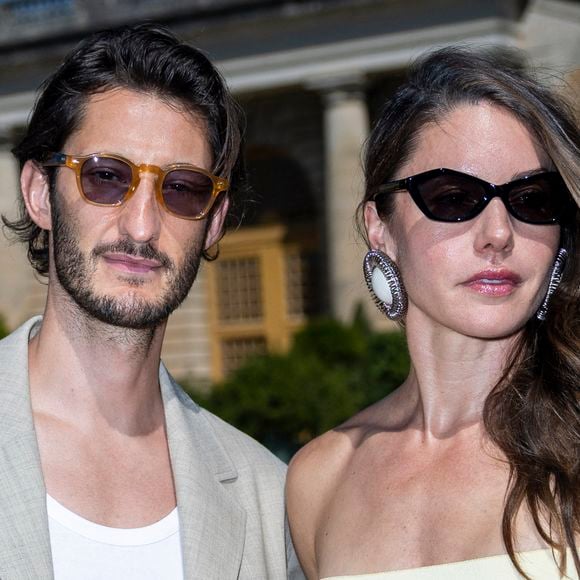 Pierre Niney et Natasha Andrews au photocall du défilé Jacquemus de la mode homme Printemps/Été 2026 dans le cadre de la Fashion Week de Paris dans les jardins de l’Orangerie à Versailles, France, le 29, 2025. © Olivier Borde/Bestimage