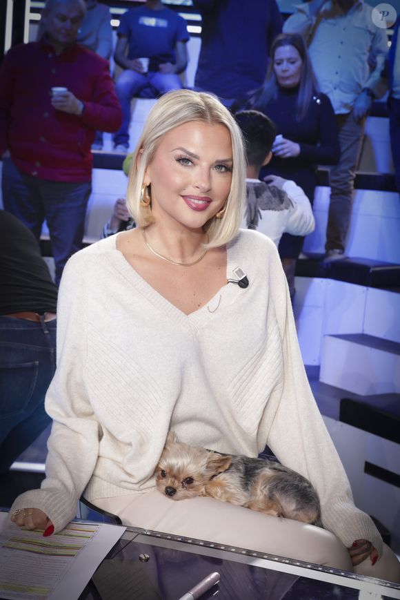 Exclusif - Kelly Vedovelli - Sur le plateau de l’émission TPMP (Touche Pas à Mon Poste) présentée en direct par C.Hanouna et diffusée sur C8 - Paris le 22/01/2024 - © Jack Tribeca / Bestimage