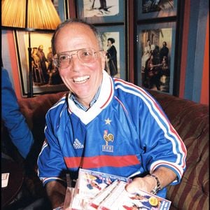 Le 16 juin 2012, le journaliste sportif s'éteignait suite à un AVC.
Thierry Roland lors du lancement du disque Coupe du monde à la Villa Barclay en 1998 © Coadic Guirec Bestimage