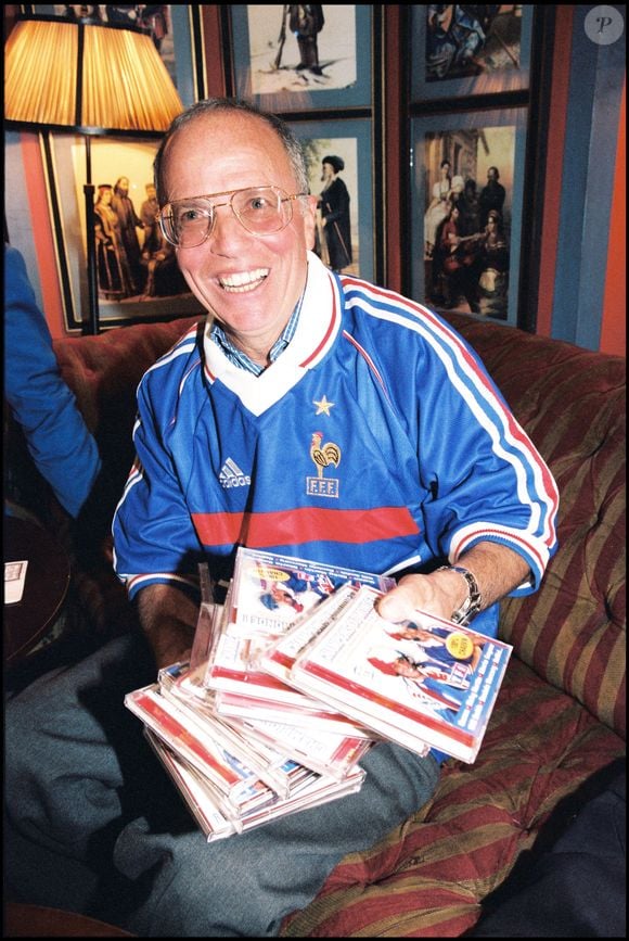Le 16 juin 2012, le journaliste sportif s'éteignait suite à un AVC. 

Thierry Roland lors du lancement du disque Coupe du monde à la Villa Barclay en 1998 © Coadic Guirec Bestimage