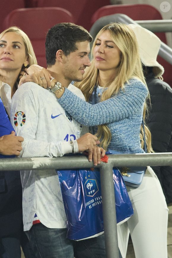 Dylan Deschamps et sa compagne Mathilde Cappelaere - Célébrités dans les tribunes du match du groupe D de l'Euro 2024 entre l'équipe de France face à l'Autriche (1-0) à Dusseldorf en Allemagne le 17 juin 2024. © Cyril Moreau/Bestimage