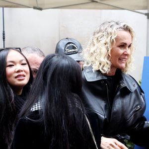 Laeticia Hallyday, ses filles Joy et Jade lors de l'inauguration d'une plaque commémorative en hommage à Johnny Hallyday devant l'immeuble où le chanteur français a grandi dans le 9ème arrondissement de Paris, France, le 22 décembre 2023. © Dominique Jacovides/Bestimage