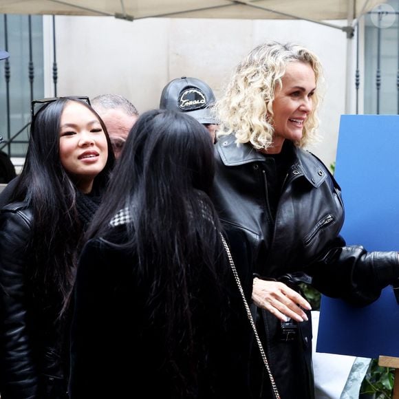 Laeticia Hallyday, ses filles Joy et Jade lors de l'inauguration d'une plaque commémorative en hommage à Johnny Hallyday devant l'immeuble où le chanteur français a grandi dans le 9ème arrondissement de Paris, France, le 22 décembre 2023. © Dominique Jacovides/Bestimage