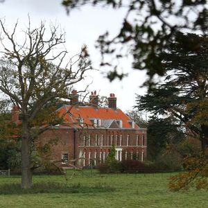 3 lieux sont envisagés dont Anmer Hall dans le Norfolk où ils ont leurs habitudes, à moins de 3h en voiture de Londres
Archives - Illustration de l'évolution de la maison du prince William et de Kate Middleton, duc et duchesse de Cambridge, "Anmer Hall" dans le Norfolk. Agence / Bestimage