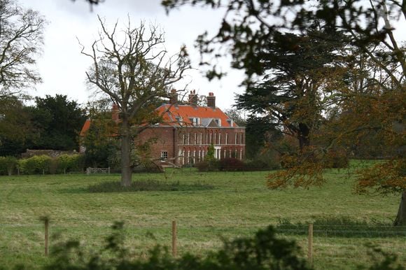 3 lieux sont envisagés dont Anmer Hall dans le Norfolk où ils ont leurs habitudes, à moins de 3h en voiture de Londres
Archives - Illustration de l'évolution de la maison du prince William et de Kate Middleton, duc et duchesse de Cambridge, "Anmer Hall" dans le Norfolk. Agence / Bestimage
