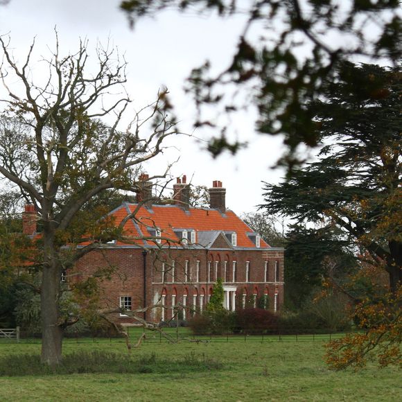 3 lieux sont envisagés dont Anmer Hall dans le Norfolk où ils ont leurs habitudes, à moins de 3h en voiture de Londres
Archives - Illustration de l'évolution de la maison du prince William et de Kate Middleton, duc et duchesse de Cambridge, "Anmer Hall" dans le Norfolk. Agence / Bestimage