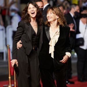 "C'est dévastateur la mort de son deuxième parent", partage l'actrice et épouse d'Yvan Attal.
Charlotte Gainsbourg et sa mère Jane Birkin (habillée en Céline) - Montée des marches du film «Jane par Charlotte» lors du 74ème Festival International du Film de Cannes. Le 7 juillet 2021
© Borde-Jacovides-Moreau / Bestimage